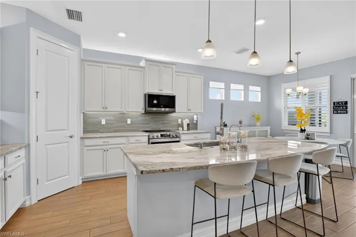 Kitchen with Island/Breakfast Bar