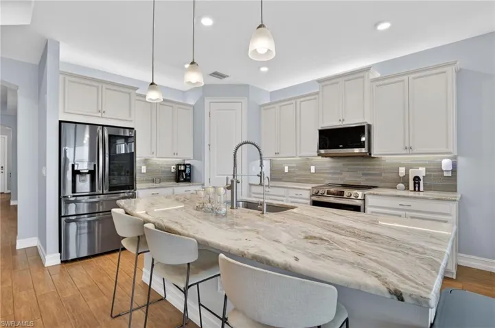 Kitchen with Island/Breakfast Bar