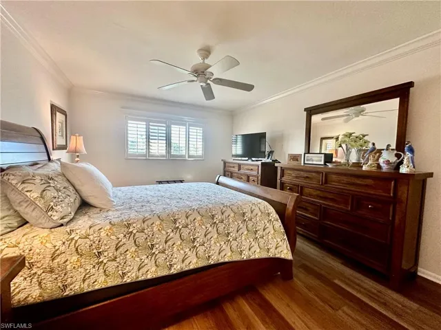 555  Park Shore  DR, Naples, FL 34103