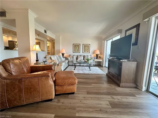 555  Park Shore  DR, Naples, FL 34103