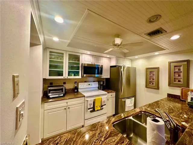 555  Park Shore  DR, Naples, FL 34103