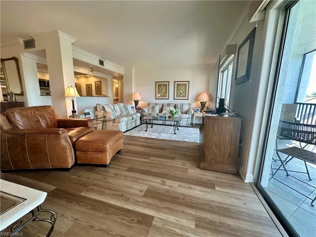 555  Park Shore  DR, Naples, FL 34103