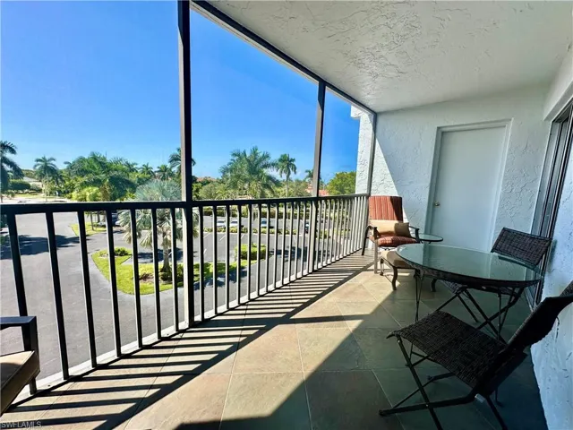 555  Park Shore  DR, Naples, FL 34103