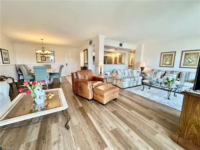 555  Park Shore  DR, Naples, FL 34103