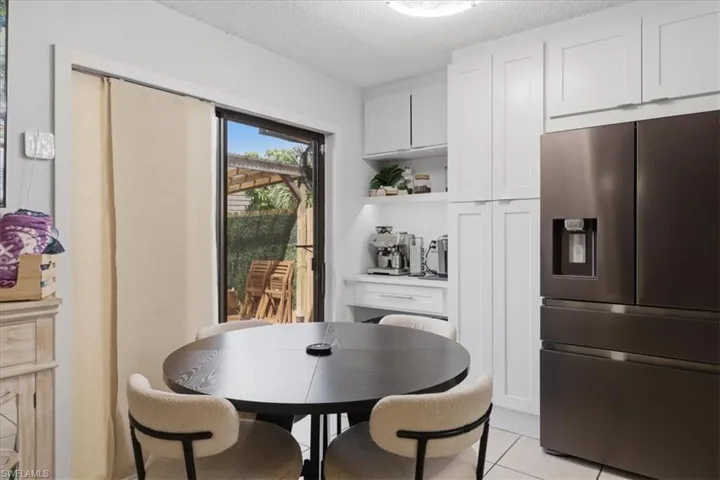 Built in desk/coffee bar