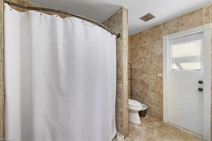 Bathroom leading to Lanai
