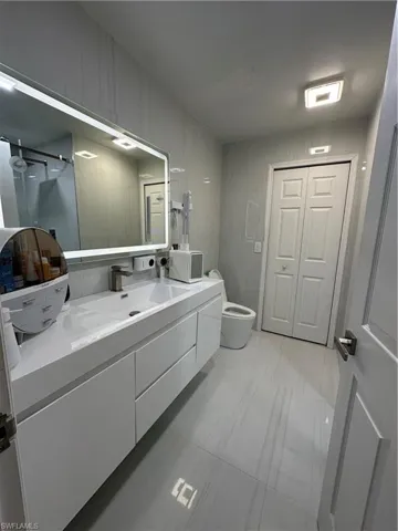 Full bath featuring toilet, visible vents, a closet, and vanity