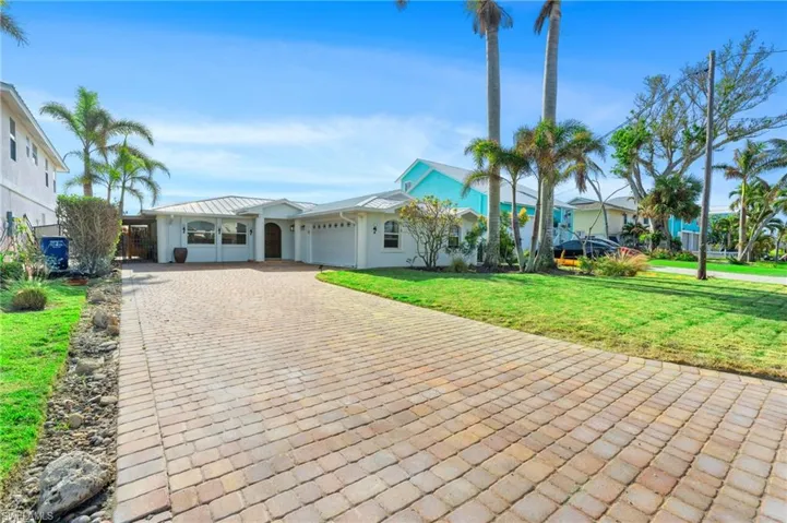 Ranch-style house with a front yard