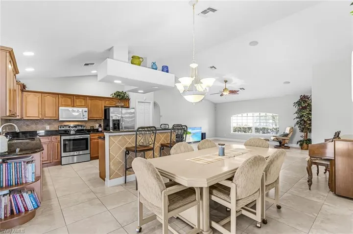 2214 Se 10th Ln, Cape Coral, Florida 33990