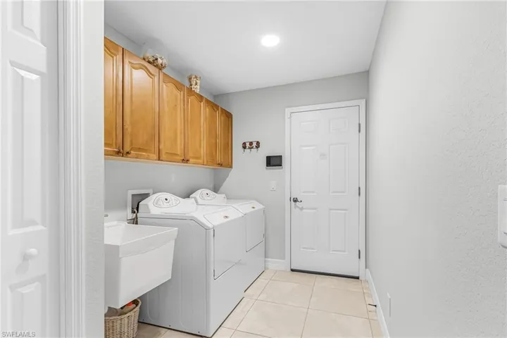 2214 Se 10th Ln, Cape Coral, Florida 33990