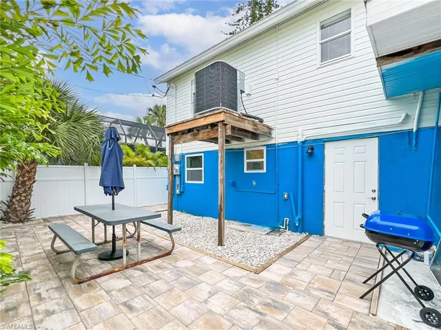 219 Delmar rear fenced Private Yard