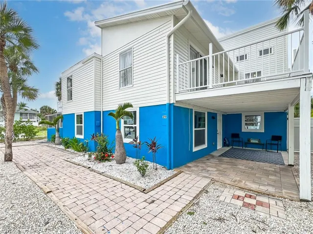 219 Delmar has a covered open patio