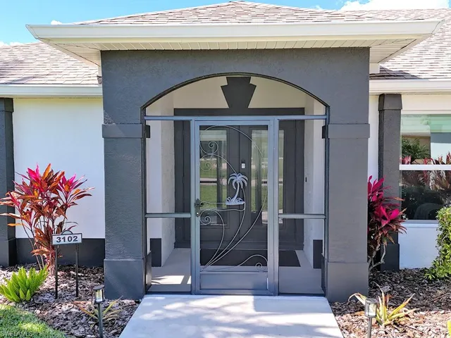 Entrance View - Screened In