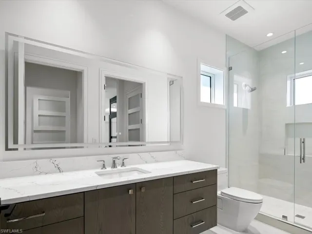 Bathroom with two vanity, two WC, a shower with walk-in shower