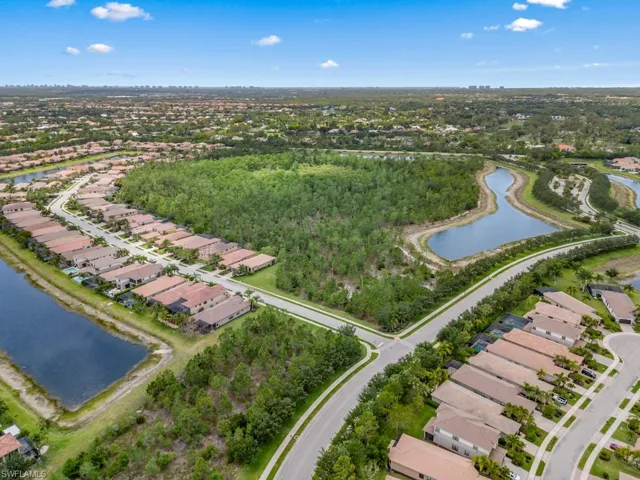 Home is near the entrance of development but without any busy roads in front or behind it! WIN WIN!