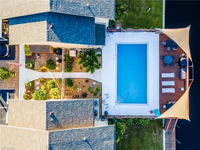 Birds eye view of property