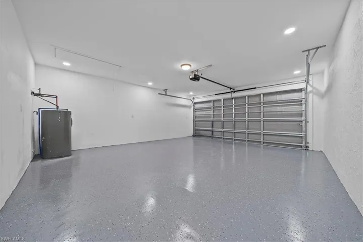 Garage featuring a textured wall