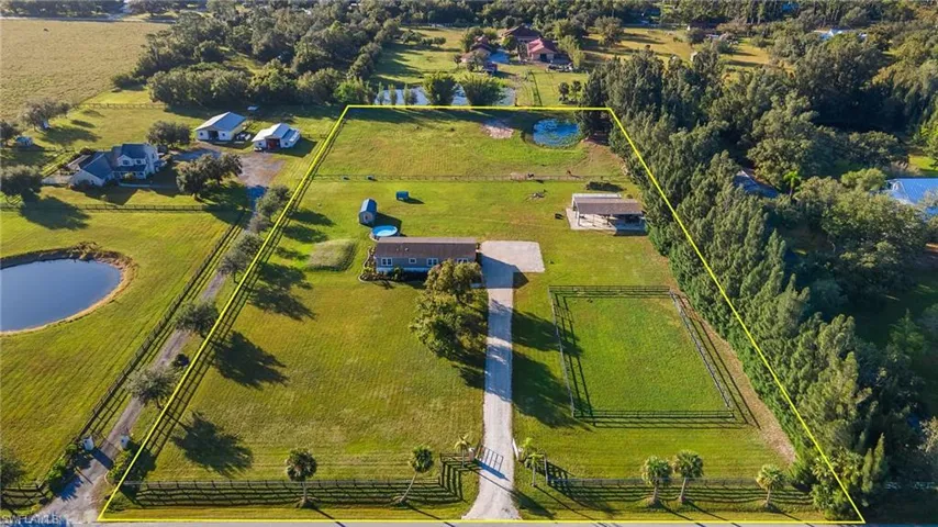 Birds eye view of property featuring a rural view