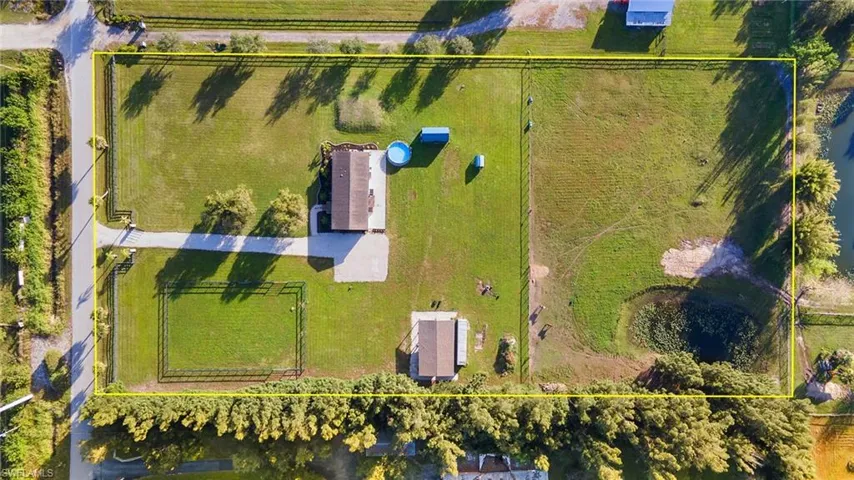 Birds eye view of property featuring a rural view
