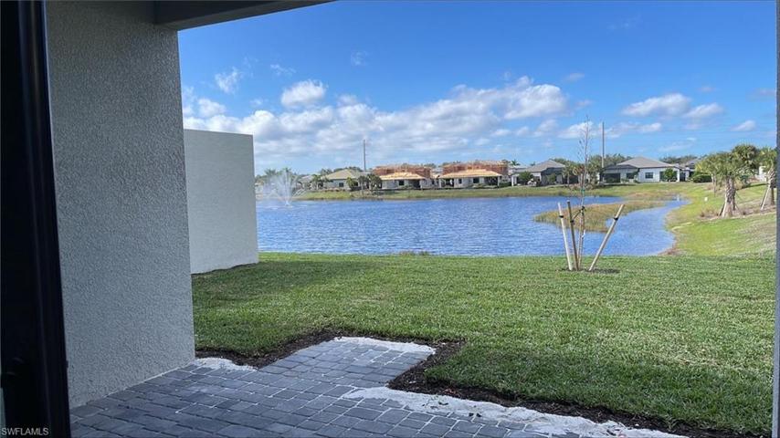 outdoor living space w/privacy wall