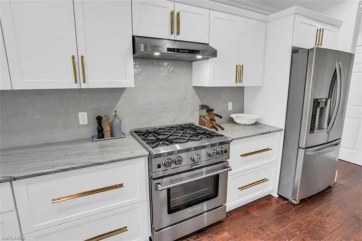 Gas range includes griddle.