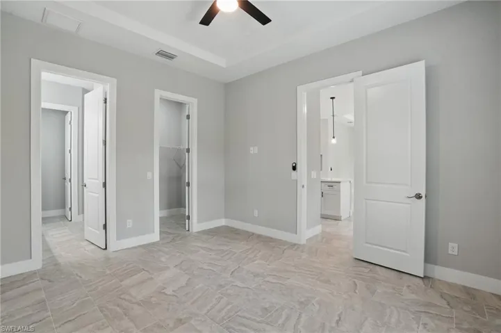 Master bedroom /no staging