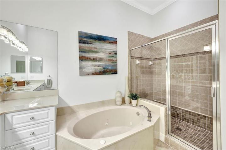 soaking tub in preimary bathroom