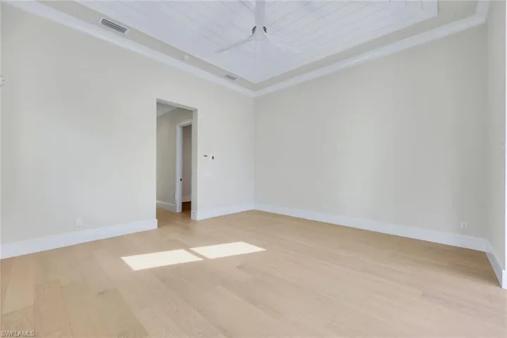 Unfurnished room featuring light wood-style flooring and a ceiling fan