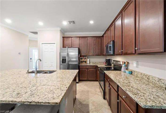 9086 Woodhurst Dr, Naples, Florida 34120