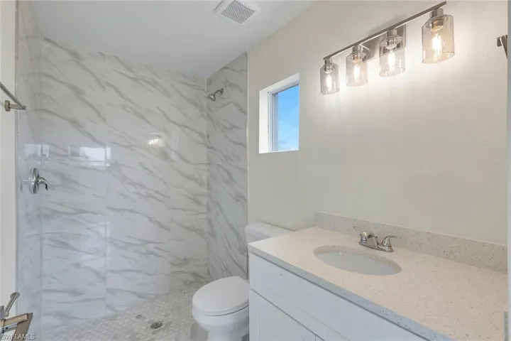 optional second owner's suite - private bath/segundo dormitorio principal - bano privado