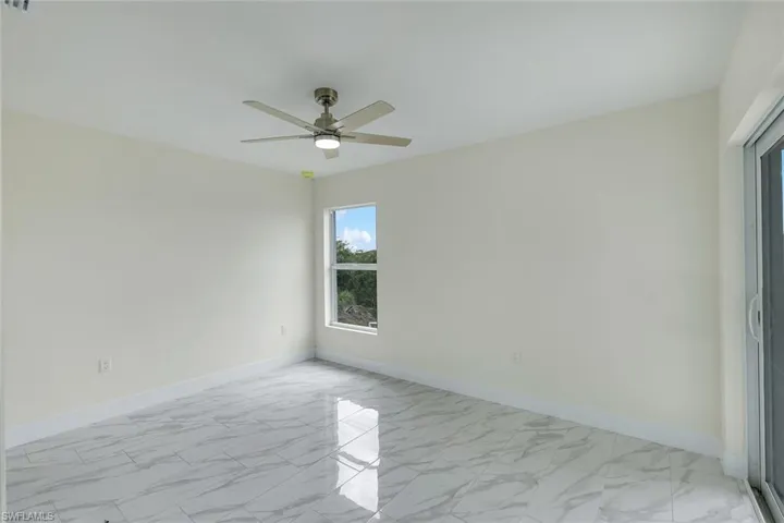 optional second owner's suite with private bath and lanai access/segundo dormitorio principal con bano privado y acceso a la terraza