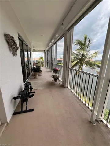 Huge, Lanai with textured walls