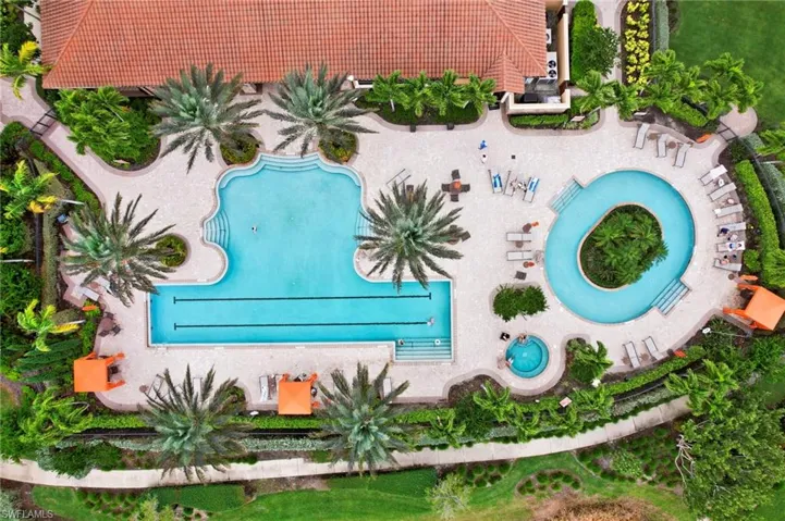 Clubhouse pool, reistance pool and spa