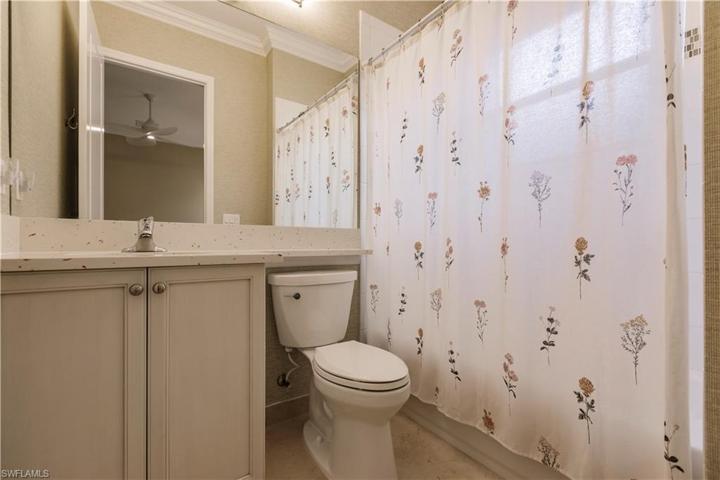 This guest bath has a combination tub/shower.  Need to dip one of the "youngins" before dinner?  Be sure to pick your room wisely!