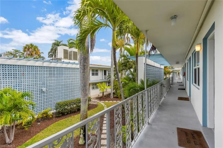 1295  Gulf Shore S BLVD, Naples, FL 34102