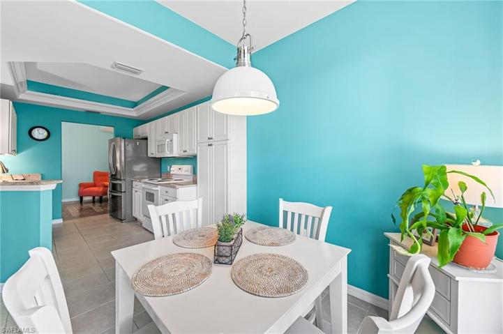 Light and Bright Eat-In Area