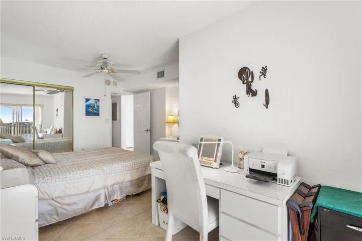 Additional alcove in the guest bedroom ideal for an office or a pull-out sofa!