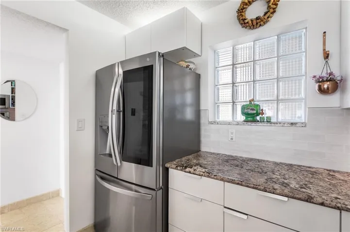 Subway tile and plenty of counter space.