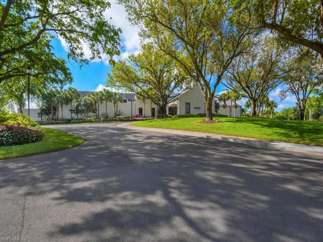 View of front of property featuring a front lawn