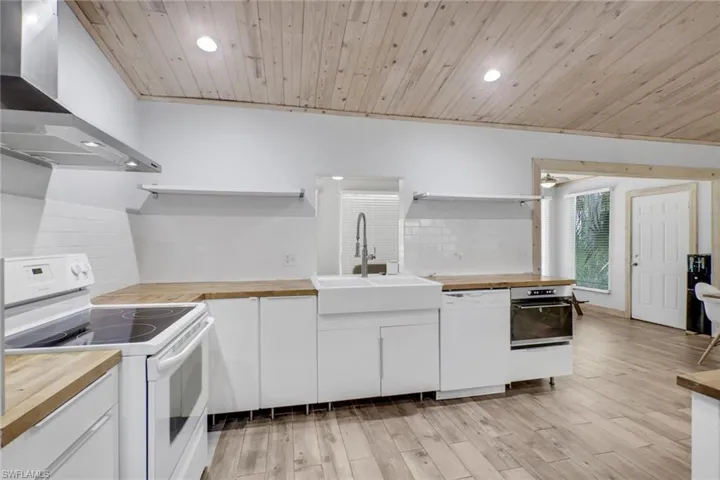 4974 Hawthorn Woods Way, Naples, Florida 34116