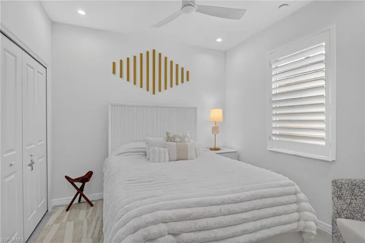Guest suite with queen bed