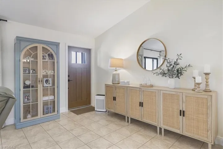 Foyer featuring light tile patterned floors and baseboards