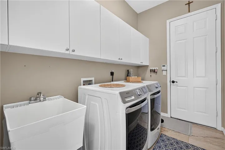 2659 Amber Lake Dr, Cape Coral, Florida 33909