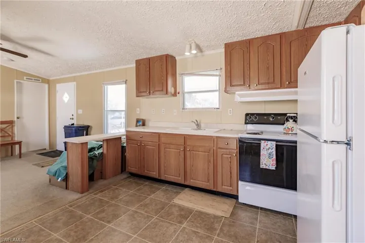 Kitchen with breakfast bar- please cuse moving boxes!