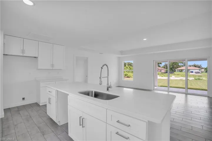 Central kitchen island with an undermount sink and gooseneck faucet