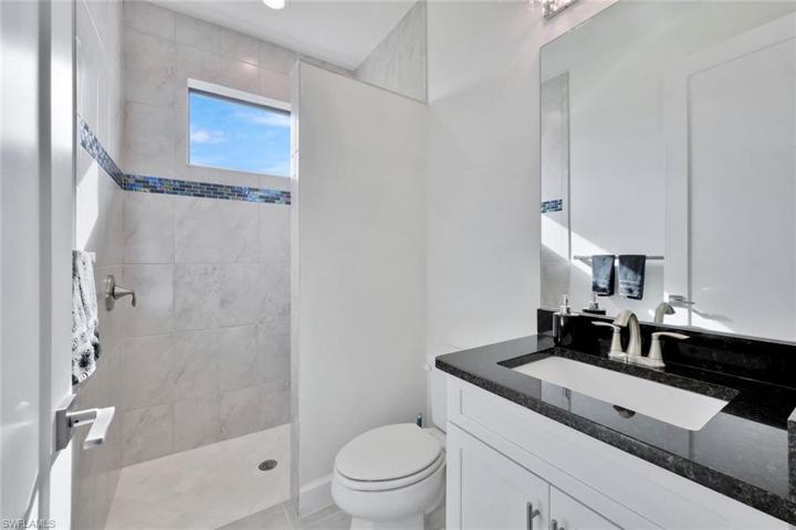 Hall bath between 2 guest rooms.