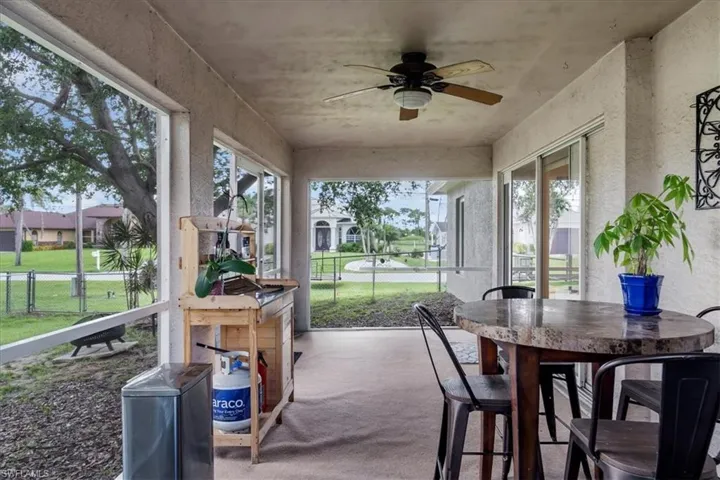 Sunroom / solarium with ceiling fan