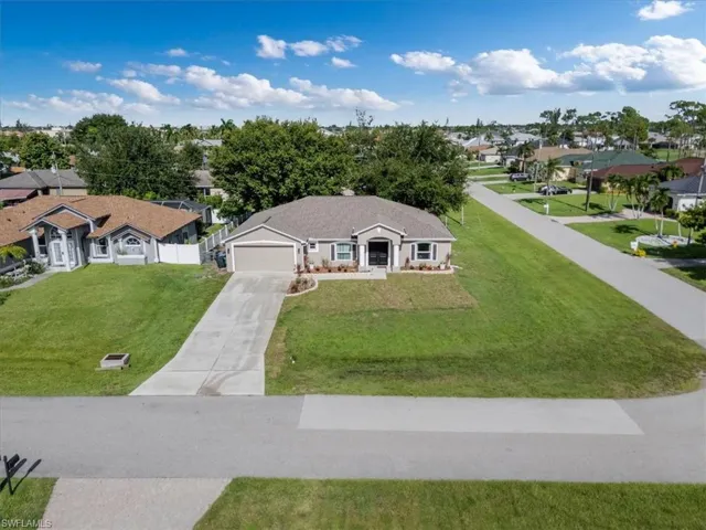 View of front facade with a garage and a front yard