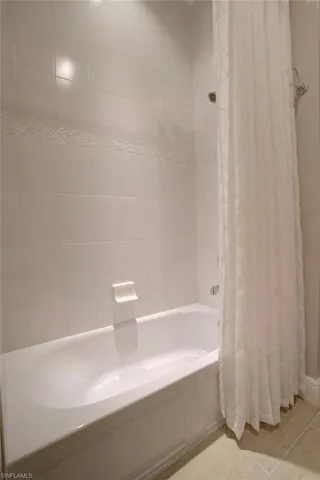 Bathtub tiled to ceiling
