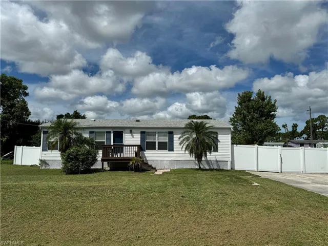 Manufactured / mobile home featuring a front yard